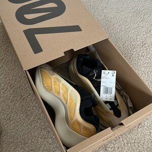 NIB YEEZY YZY 700 V3